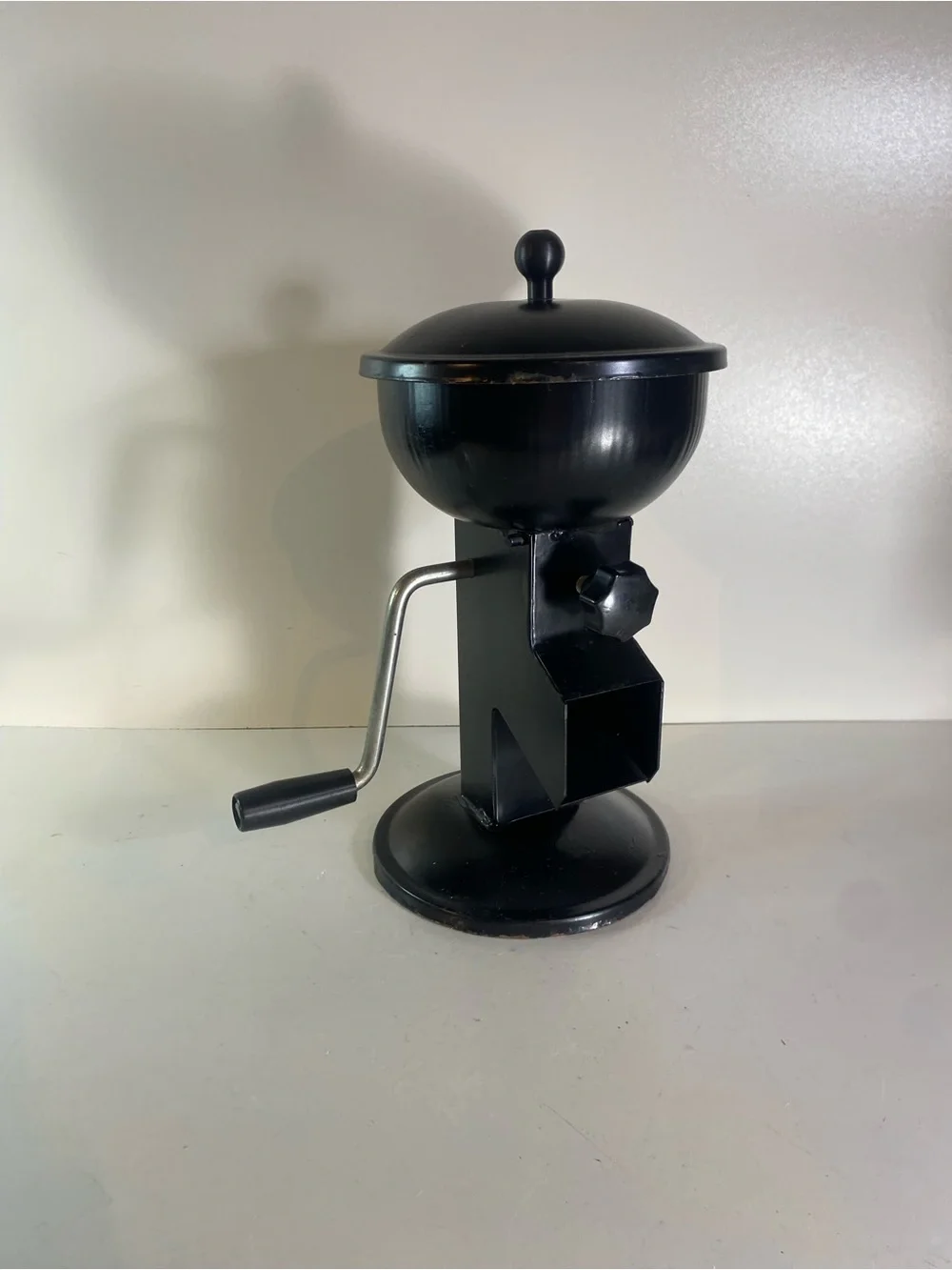 Uzman Hazelnut Hand Crank Black Metal  Nutcracker Adjustable Crush